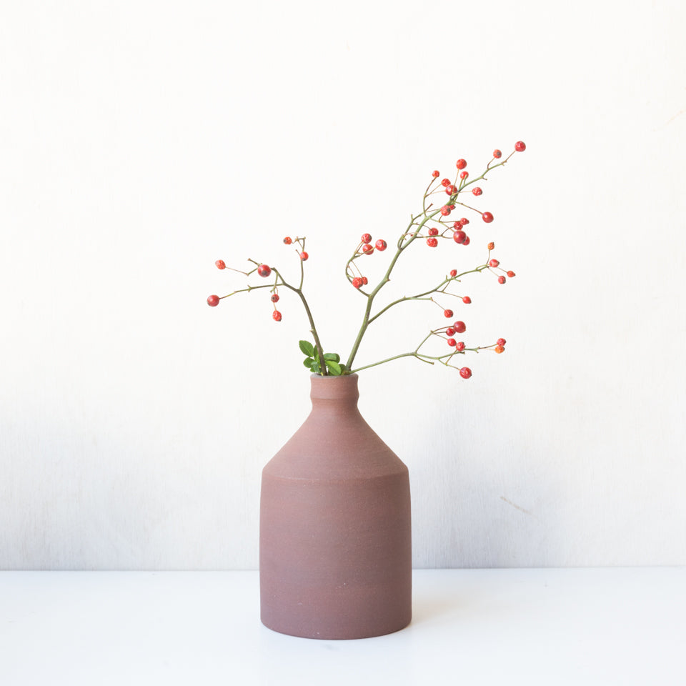 陶芸家Keicondo（ケイコンドー）の花瓶（フラワーベース）赤色と赤い実
