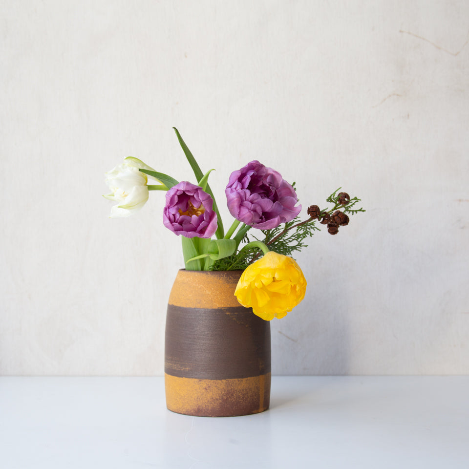 陶芸家Keicondo（ケイコンドー）の花瓶（フラワーベース）黄色とリューリップ